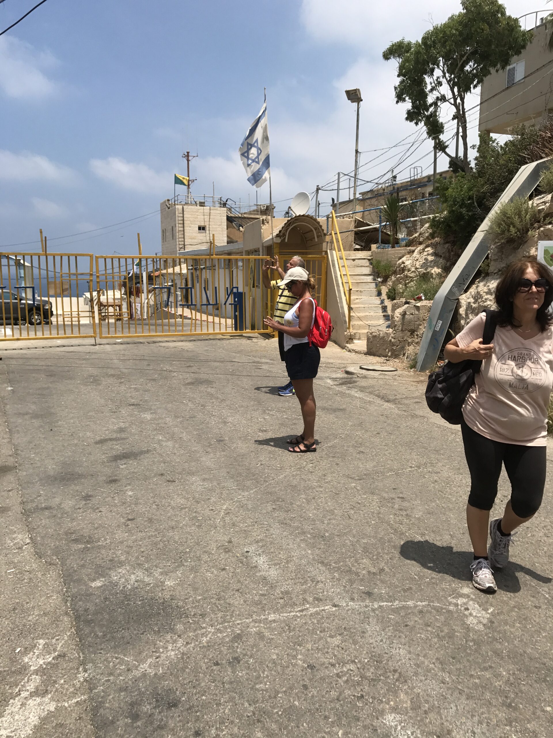 מטיילים בכניסה למתחם מערת אליהו