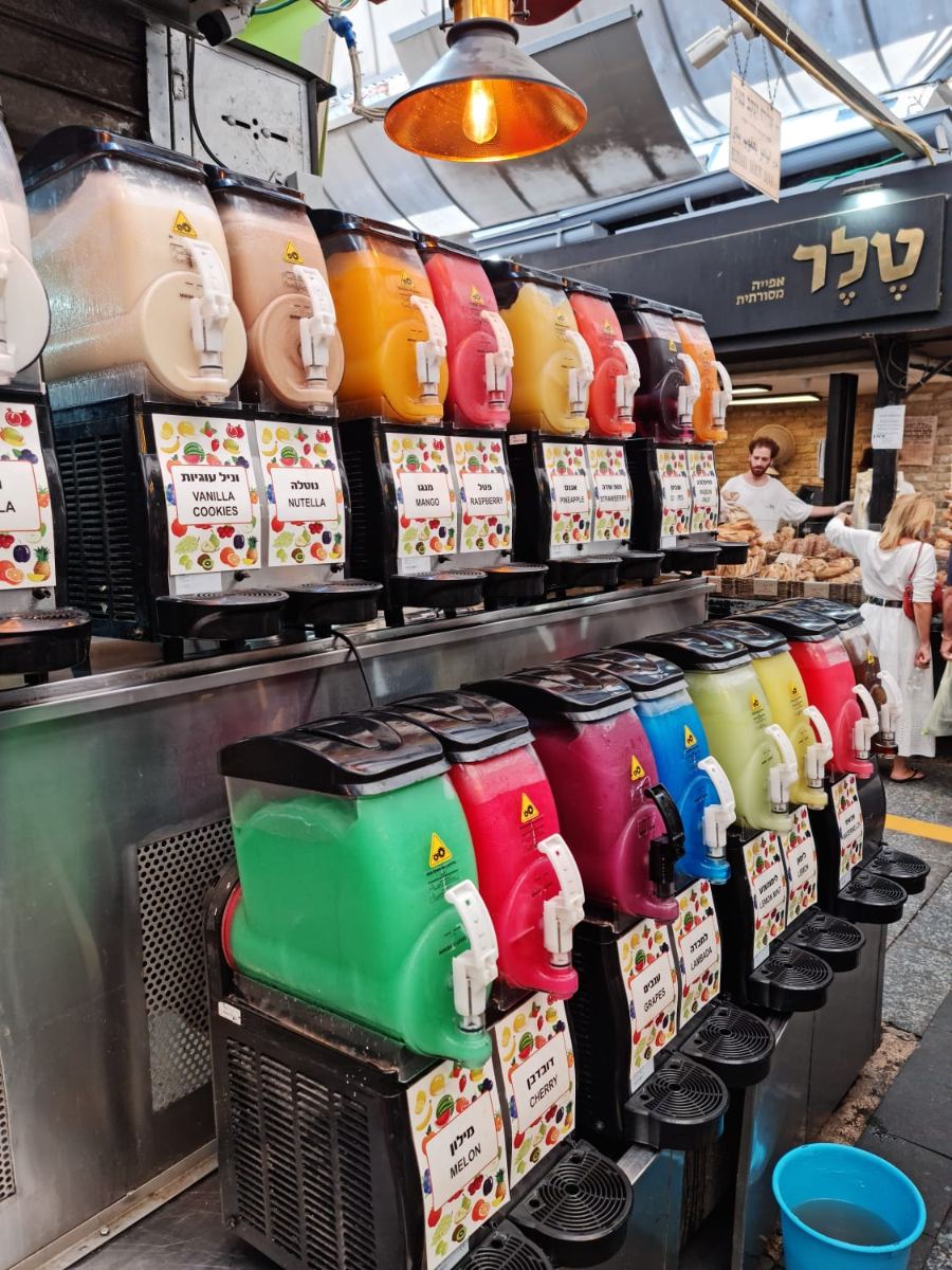 דוכן ברד צבעוני בשוק