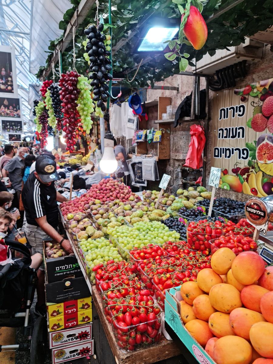 דוכן פירות העונה בשוק מחנה יהודה