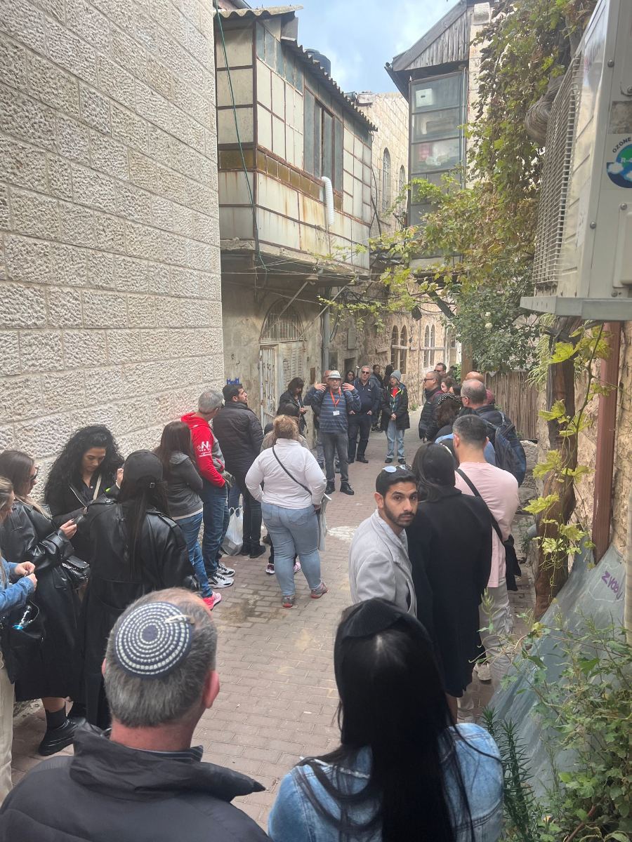 קבוצה בסיור מודרך בסמטאות נחלאות