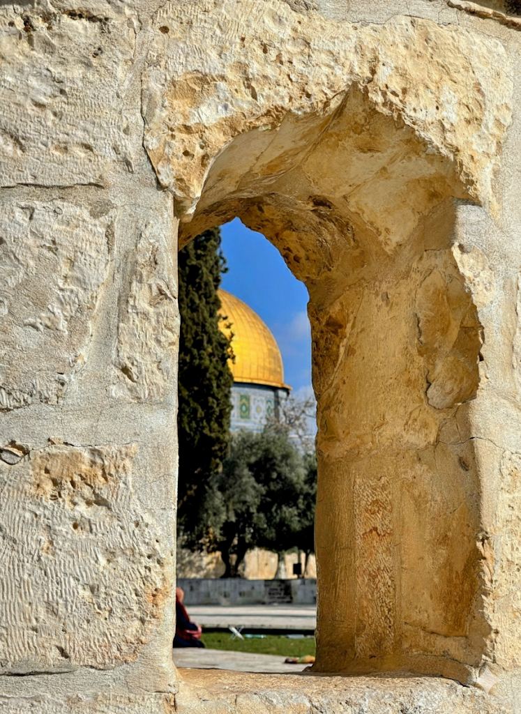כיפת הסלע מבעד לחלון אבן